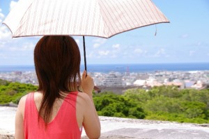 日傘でUVカットするなら黒と白どちらが良いの?