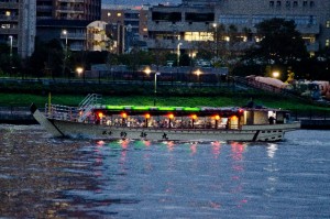 月島でもんじゃと屋形船を同時に楽しめるクルーズが人気です