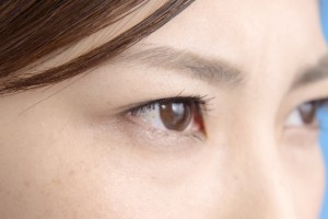 目のクマが消えないのはどうしてなんだろう、どうすれば消えるの？