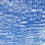 うろこ雲ってなぜ秋になると見えるのでしょうか?いわし雲とは違うの?