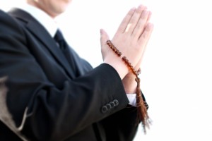 通夜の服装って礼服でしょうか？黒っぽい服でいいのでしょうか？