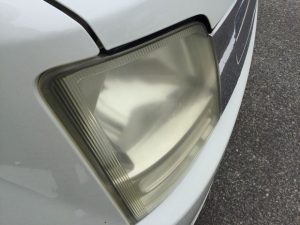 ヘッドライトの黄ばみの取り方　700円で綺麗に落ちました