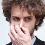 足や靴の臭いを取るにはどうすればいいの?臭すぎて困るんですけど