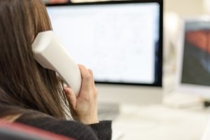 電話で名乗るのが先なのは、かけた方?うけた方?どっちがマナーなの?