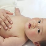 寝返りの練習はいつから?させたほうがいいの?自然にできるの?