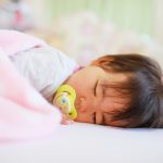 赤ちゃんが布団を嫌がるのはどうしてなのか?すぐに起きちゃう