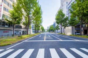 横断歩道に歩行者がいる場合止まらないと違反になるの？