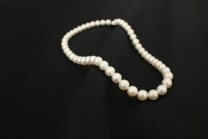 葬式でパールのイミテーションをつけてもよいのだろうか？